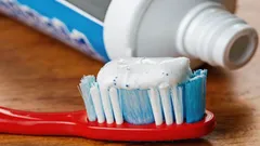 普通の歯磨き粉が、どんな洗浄剤も落とせなかった汚れをきれいに落とした：皆さん、ぜひ参考にしてください